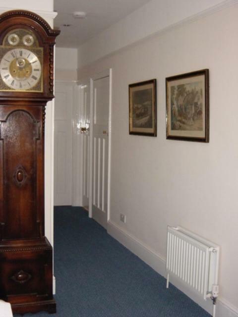 Hatsue Guest House Camberley Dış mekan fotoğraf