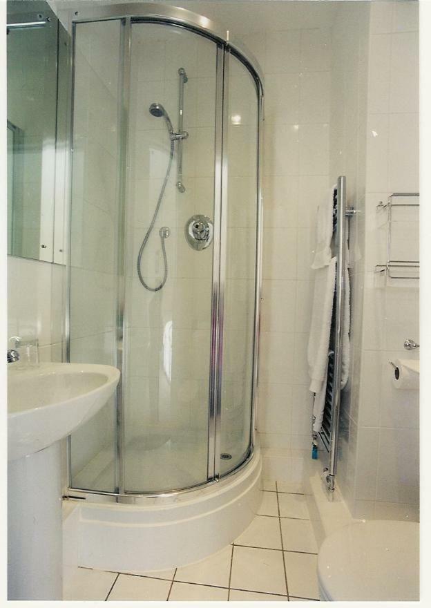 Hatsue Guest House Camberley Dış mekan fotoğraf
